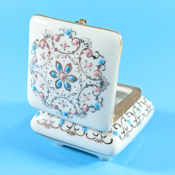 White porcelain lidded trinket box with silver, blue and pink pattern - Picture 1 of 11